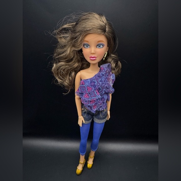 2009 Spinmaster Liv Doll With Outfit, Jewelry, Gold Shoes and Brown Wig - Picture 1 of 8